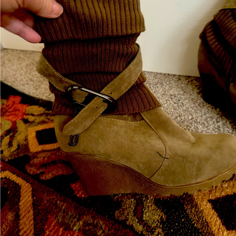 Size 40 wedge boots.